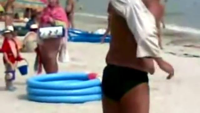 Пьяный мужик одевает трусы вместо майки  Прикольное видео скачать бесплатно