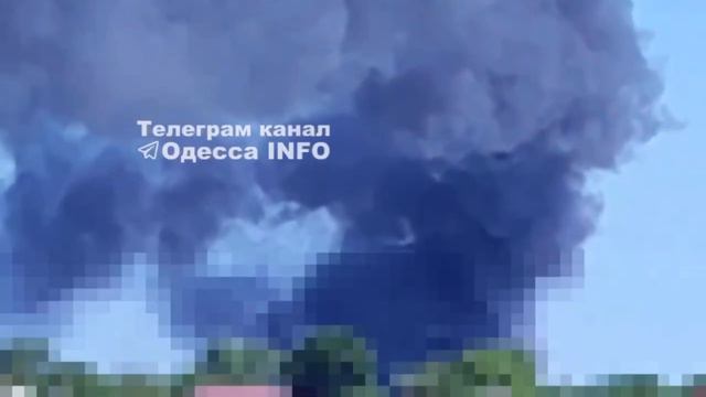 В Одессе горит склад с боеприпасами после прилета