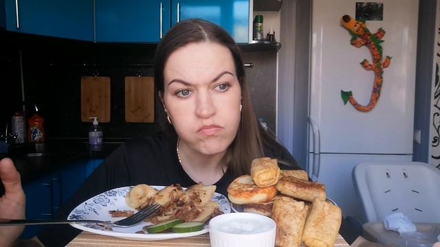 МУКБАНГ ВАРЕНИКИ С КАРТОШКОЙ, ЛУКОМ И БЕКОНОМ, СЫРНИКИ, БЛИНЫ/MUKBANG HALK FAMILY