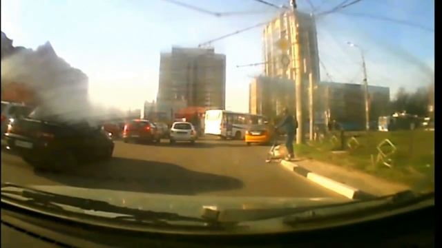 Таксист и самокат. Кто кого подрезал ?