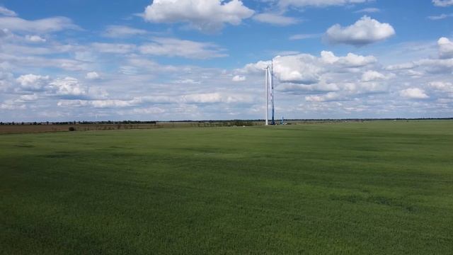 Установка первых ветряков по дороге в Степановку Первую. Поле возле Гирсовки. 23 Мая 2020.