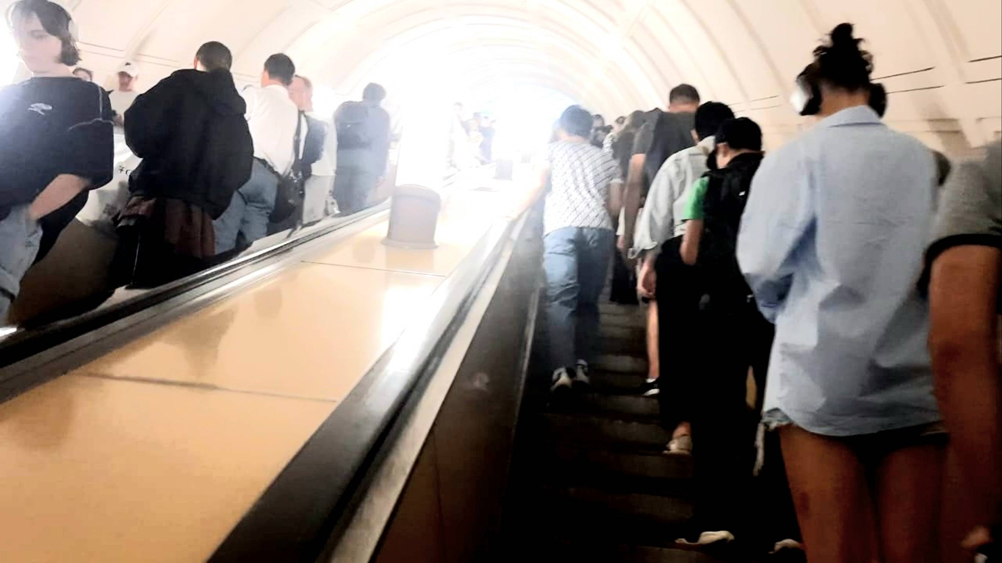 Выход из метро Павелецкая кольцевой линии к поездам вокзала на посадку в поезда и прибытие поездов