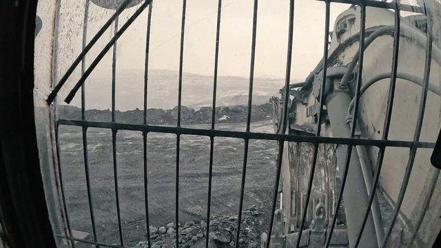 Экскаватор в работе