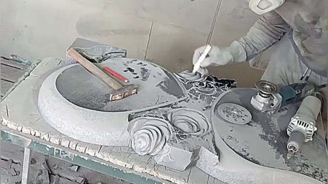 Процесс резки памятника. 