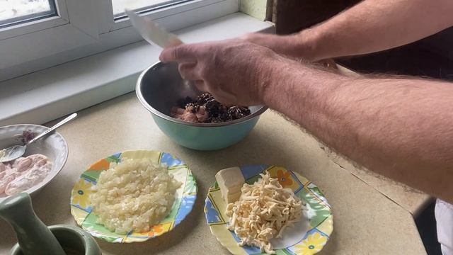 Куриные окорочка с грибами и сыром