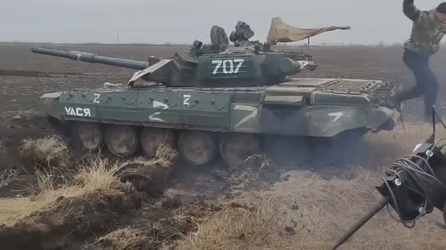 Военные из группировки Днепр испытывают ФПВ танк на базе Т-72А.
