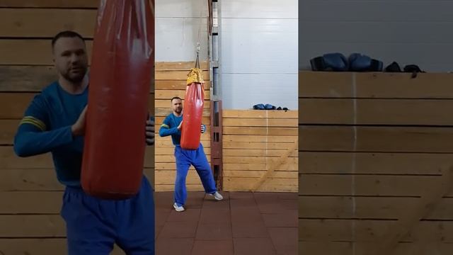 Работа метателя с боксерской грушей