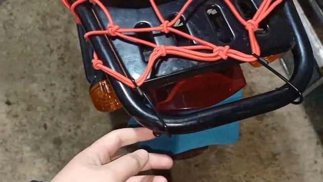 СТАВИМ НОВЫЙ CARGO NET НАЗАД НА БАГАЖНИК И КЛЕЕМ НАКЛЕЙКУ НА БАК КАК ЖЕ СТАВИТЬ CARGO NET НА МОТО ?