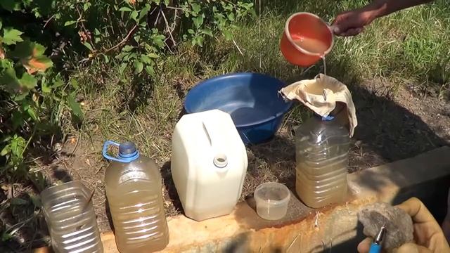 Выливаю хлорную кислоту из канистры