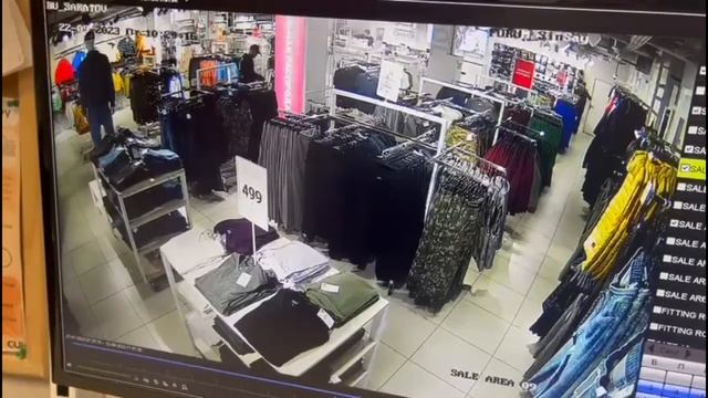 Мужчина вынес из саратовского ТЦ брюки, толстовку и рюкзак. Видео