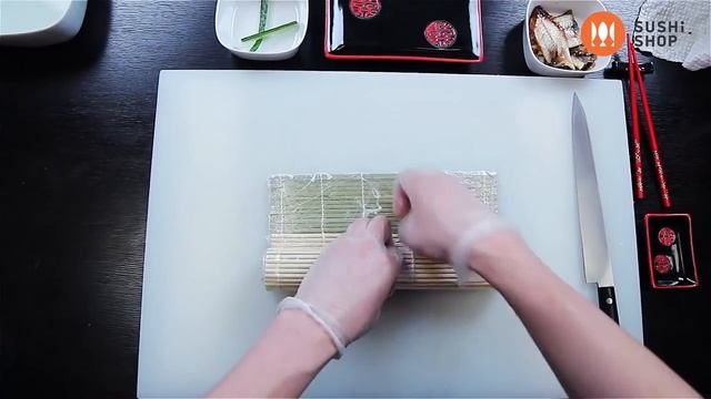 Как приготовить ролл Филадельфия в угре. Суши шоп. / How to make Philadelphia sushi in eel.