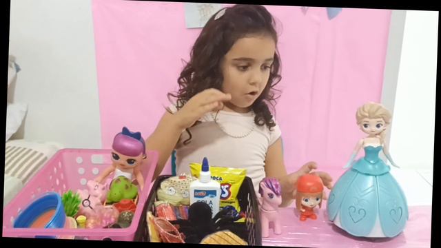 Mostrando meus brinquedos.