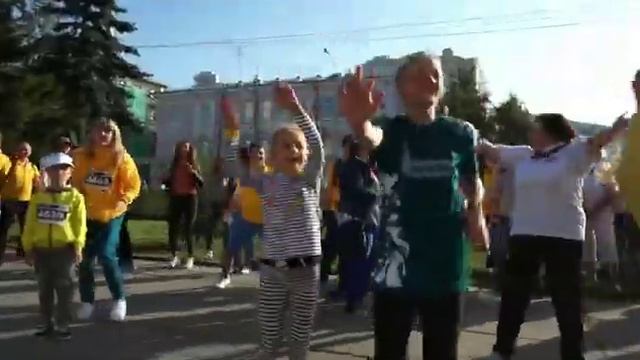 Флешмоб. Город Омск. Студия Мандаринка!
