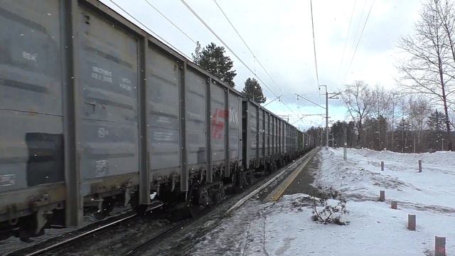 2ЭС10-043 "Гранит" с грузовым поездом следует через о.п. Палкино