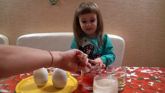 Делаем разноцветное желе в яйцах)))