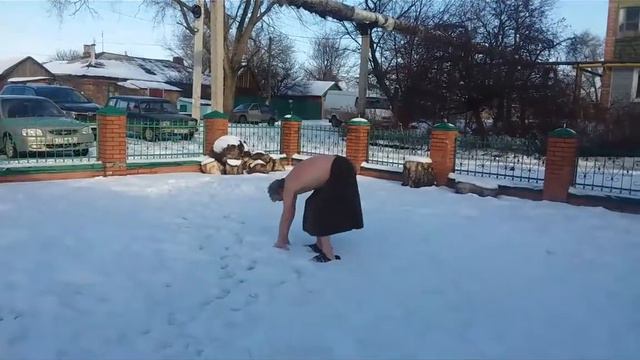 Обтирание снегом ❄️ после парной 🔥