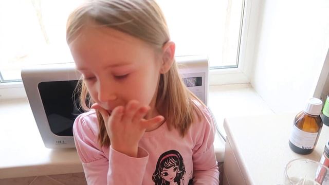 ЗАБОЛЕЛИVLOGДевочка в майке на улице