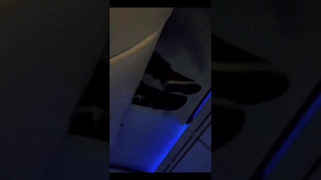 Пассажира Boeing 787 закинуло в багажный отсек во время сильной турбулентности.