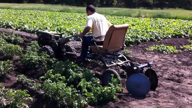 Окучивание картофеля с помощью адаптера и дискового окучника.
