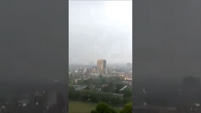 Удар молнии в высотное здание в Нидерландах