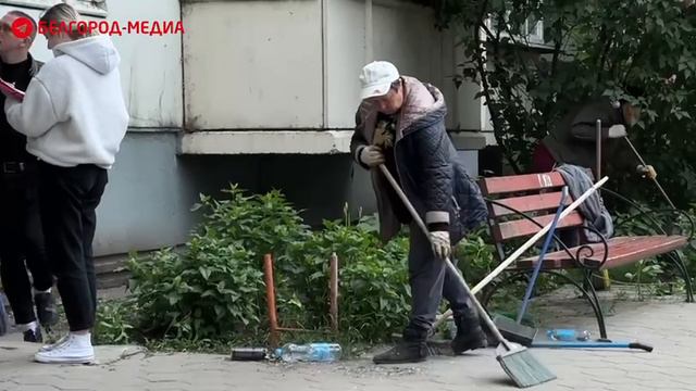 Белгородские коммунальные службы проводят уборку возле уцелевших подъездов дома по ул. Щорса, 55а