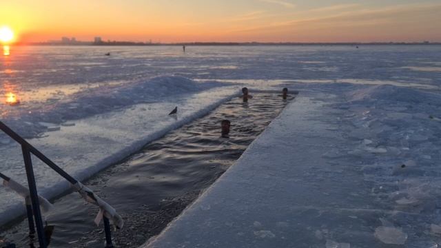 Моржуем круглый год 10.02.24 г ! 
Вода +0,3 На улице -12?
#морж #Саратов#спортивнаябригада64