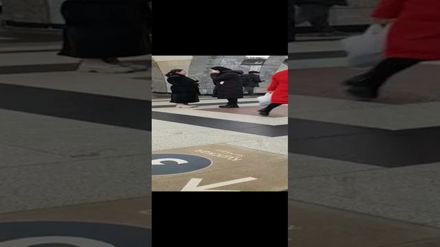 Цыганка на заработках в Москве в метро