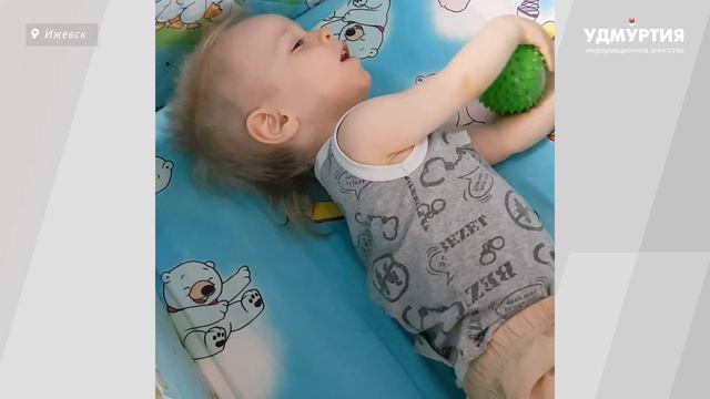 Арслан Шакиров (4 года) показывает "певунчика"