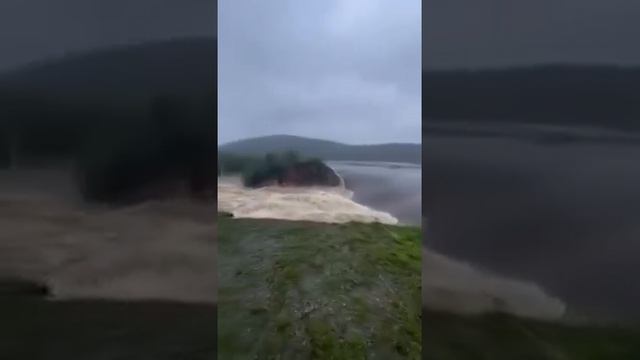 Из-за резкого повышение уровня воды, произошел прорыв дамбы в Киалимском водохранилище.