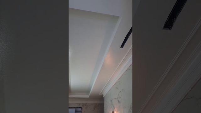 как правильно красить потолок