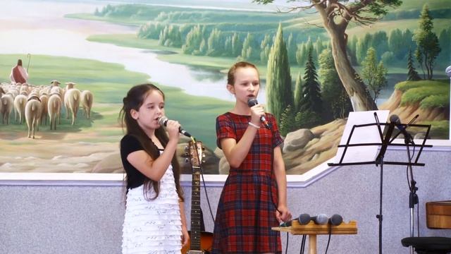 "Молюсь я утром, перед сном." Поёт Милена  и  Эвелина.