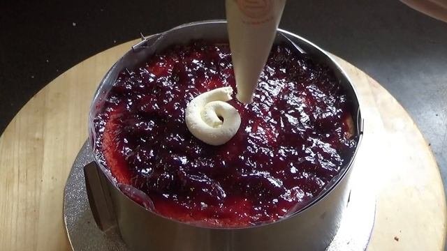 Бисквитный торт с вишневым вареньем  и муссом.   Sponge cake with cherry jam  and mousse.