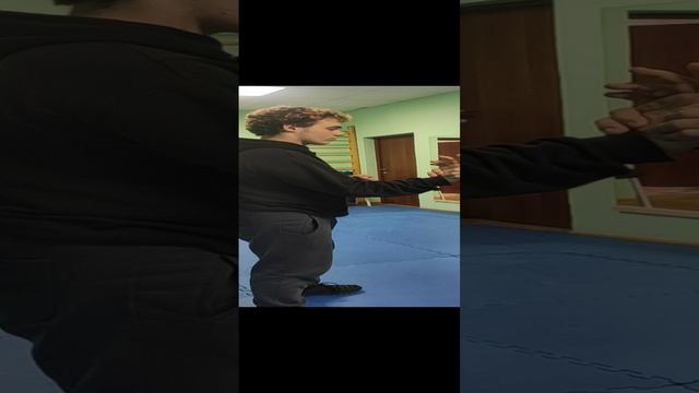 Выведение из равновесия при выполнении болевого на кисть.