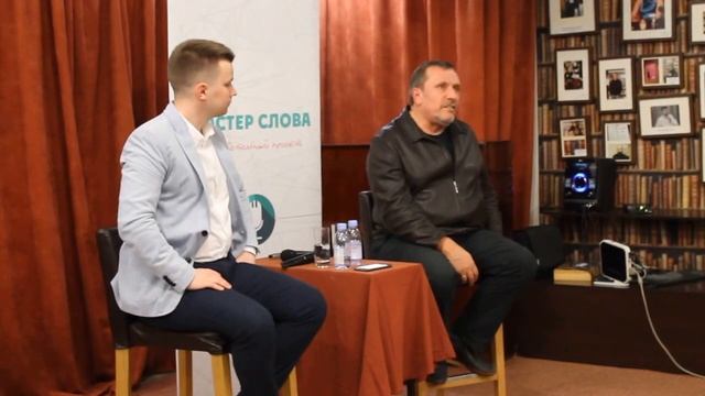 Директор театра "Красный факел" Александр Кулябин на встрече в Новосибирске