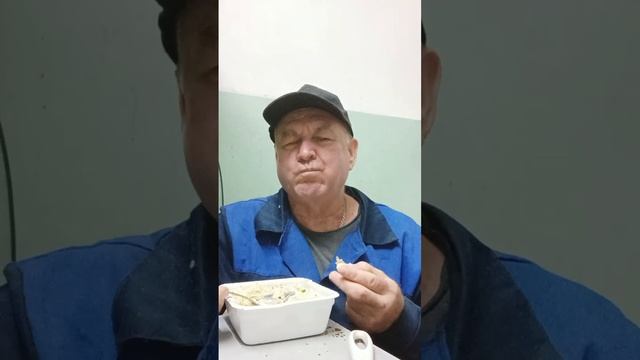 Ем лапшу со вкусом курицы.