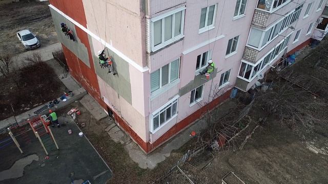 Окраска утеплителя "мокрый фасад" промышленными альпинистами.