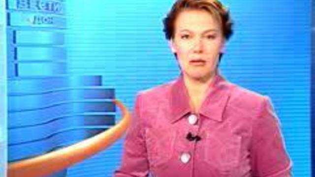 Жители Волгодонска несут цветы к мемориалу в память о погибших в 1999 году