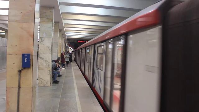 Подача из-под оборота на станцию "Новые Черемушки" поезда "Москва-2020" в сторону "Новоясеневской"