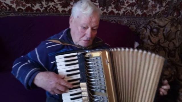 ОкордеонДед 102 года играет на Окордионе