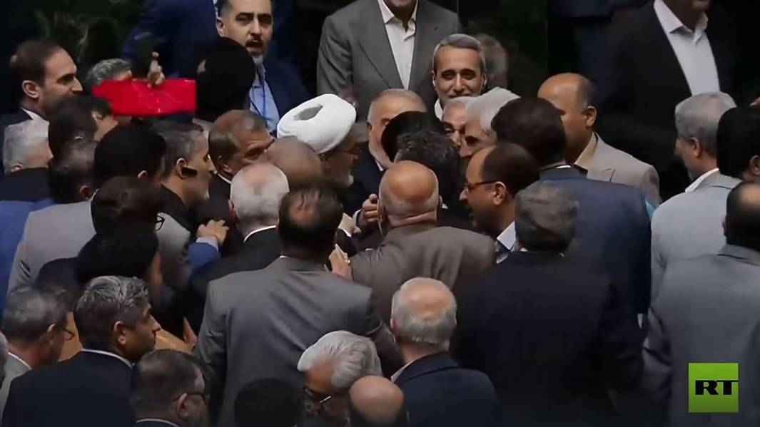 شاهد.. الرئيس الإيراني الجديد يحتضن إسماعيل هنية في آخر ظهور له قبل اغتياله في طهران