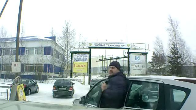 красавчик спас их но сам ударил свою тачку жаль