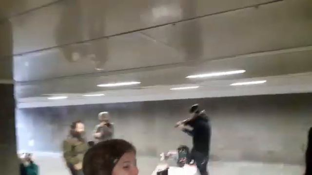 Скрипачи и мордвин собрали толпу народа на переходе