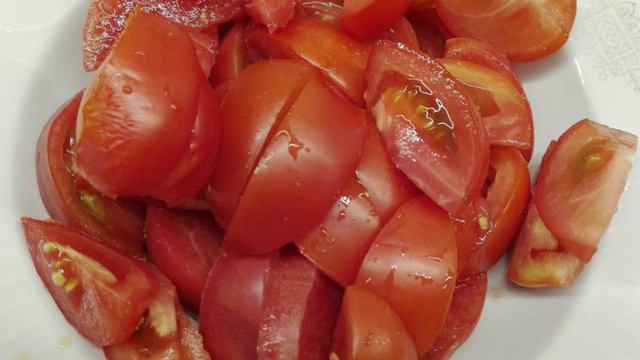 Пряный салат из помидоров с мятой и медом