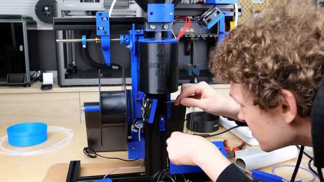 3D принтер из клеевого пистолета.