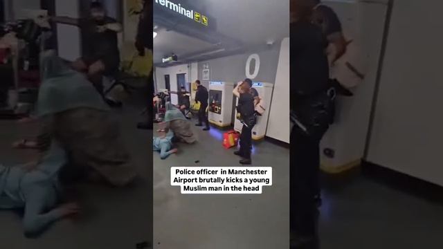 Полицейский пинает и бьет мужчину по голове в аэропорту Манчестера, США