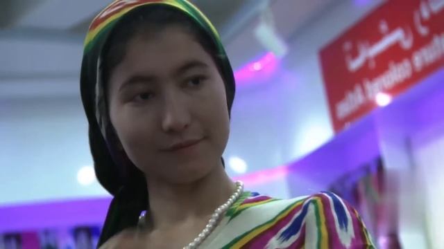 新疆神秘的采玉人，每天在河里捞石头，一天能赚上万元！