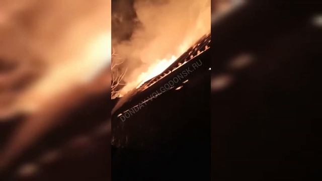 43 спасателя тушили дом в Красном Яру в Волгодонске