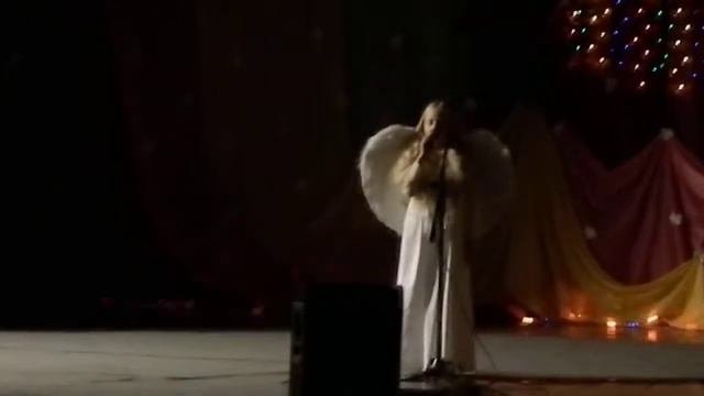 Даша поет Югославию. Сбилась немножко в начале.