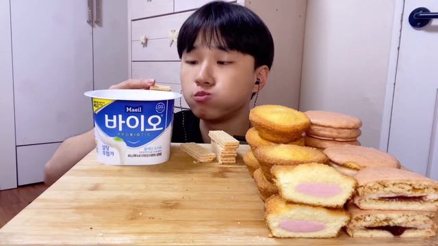새콤달콤 딸기향이 가득한 딸기맛 과자들 쌓아놓고 요거트에 찍어먹기! Strawberry cookies with Yogurt Mukbang