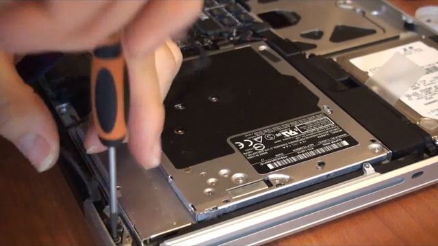 Riparazione sostituzione schermo LCD MacBook Pro 15 unibody 2009 Parte Prima